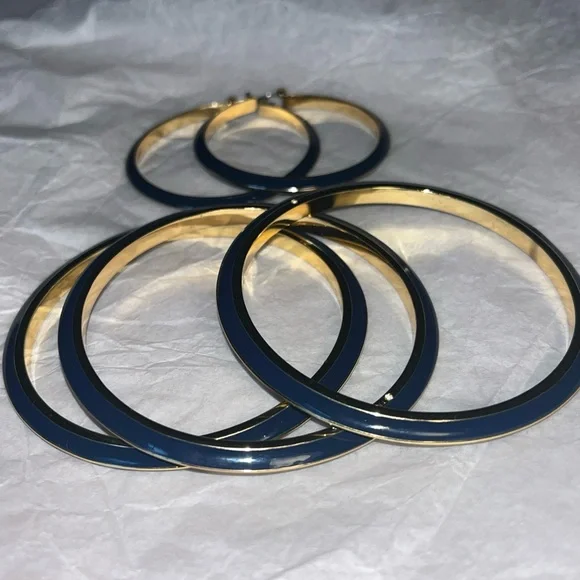 Trina Turk Large Navy Enamel/Gold Tone Hoop Earrings and 3 Matching Bracelets - Picture 5 of 6